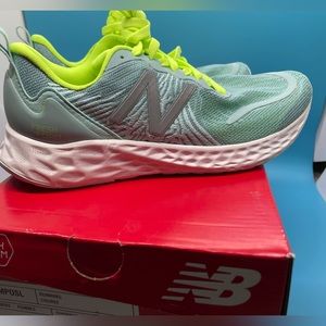 Womens Sz 5 New Balance fresh foam running shoe *new in box*